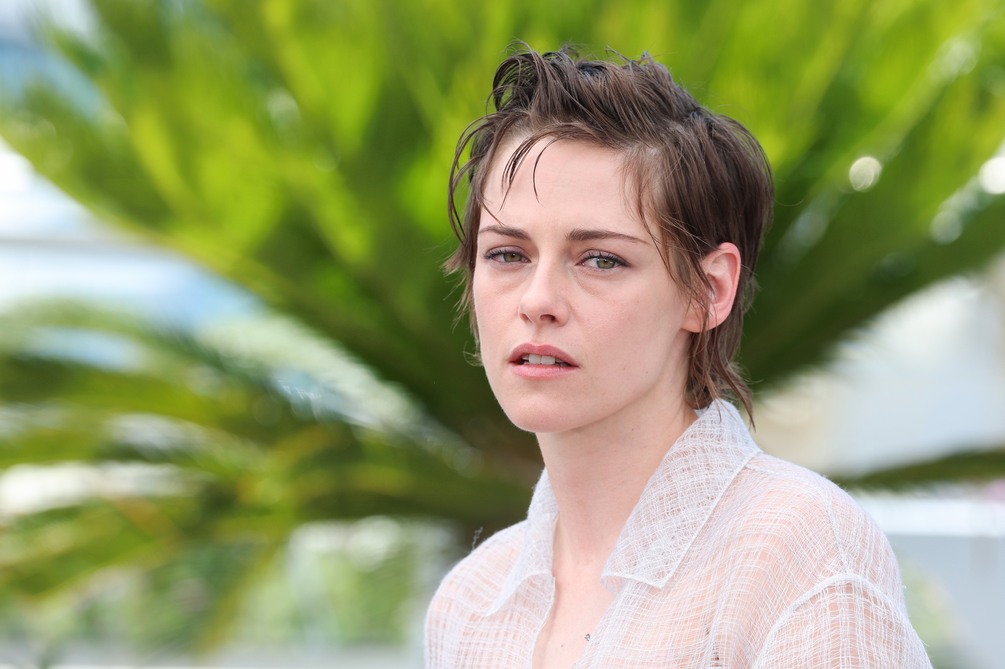 Ξέχνα το παρεό. Η Kristen Stewart μόλις φόρεσε το πιο κομψό cover up του καλοκαιριού διά χειρός Chanel - εικόνα 1