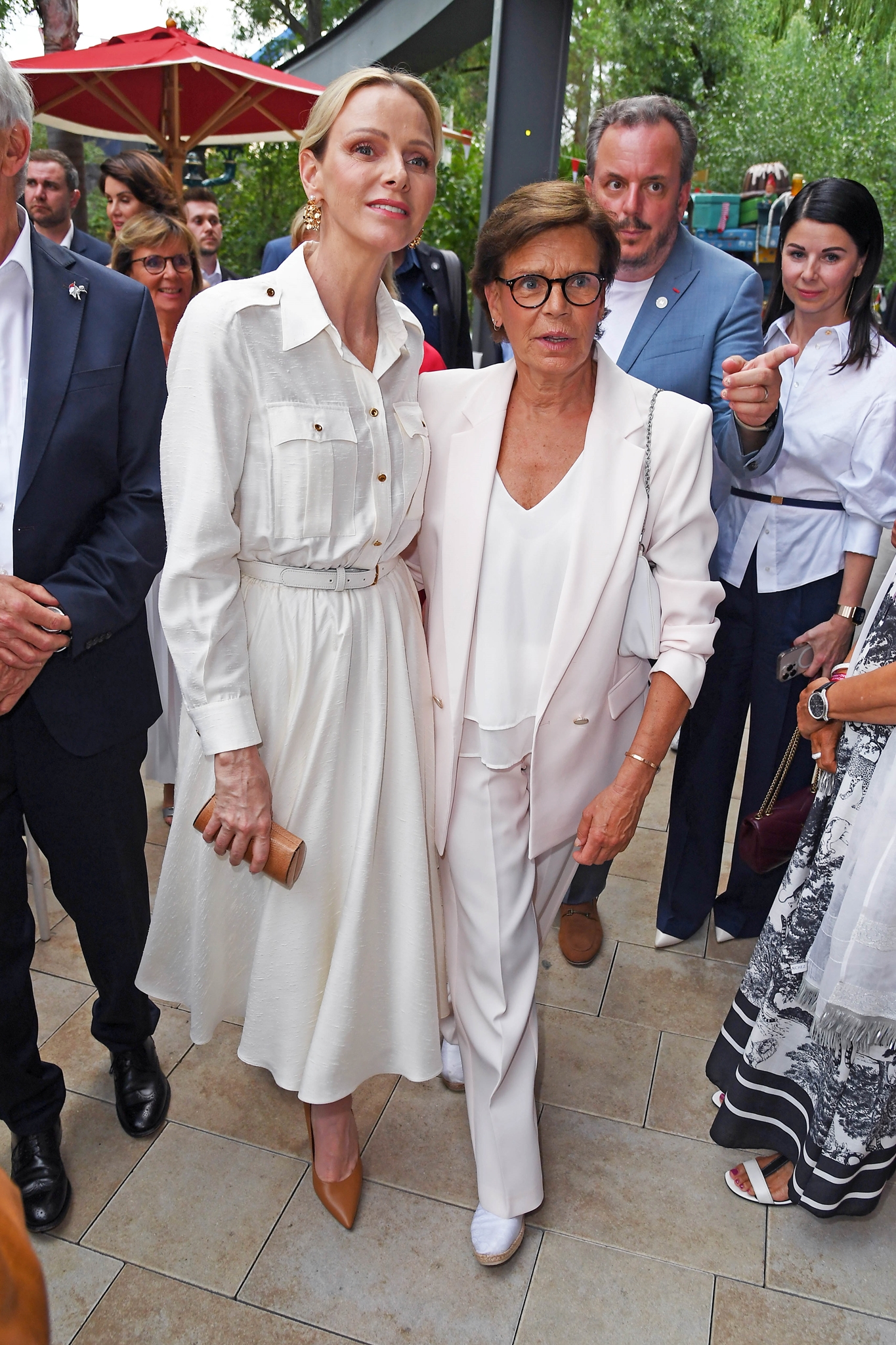 Όλες φόρεσαν μαύρα, αλλά η πριγκίπισσα Charlene του Μονακό έκλεψε την παράσταση – Το φόρεμα των 3.000 ευρώ με πούλιες, κρύσταλλα και κρόσσια που επισκίασε τους πάντες - εικόνα 2