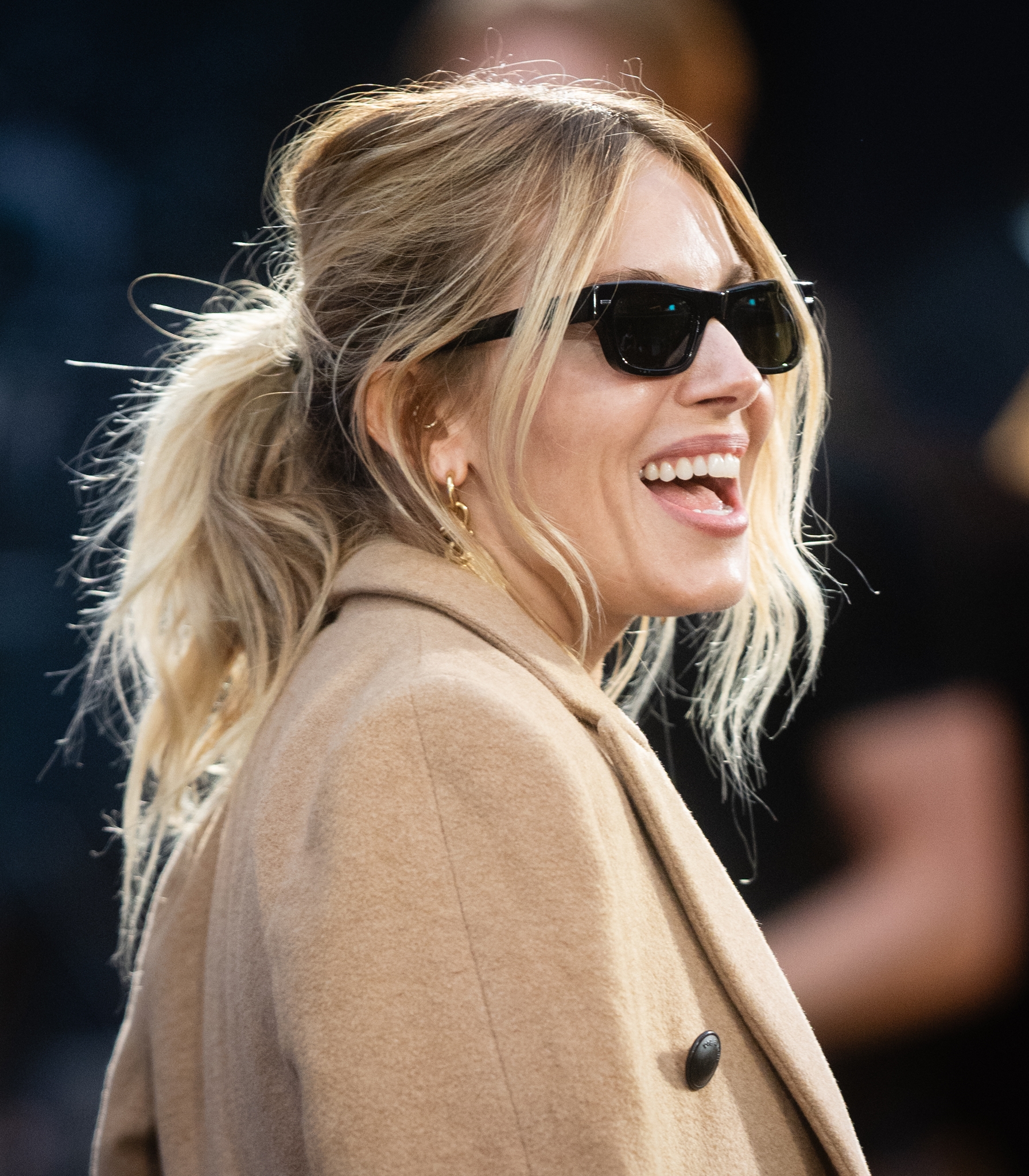 Η Sienna Miller φόρεσε από τα Mango το σύνολο που λύνει το "τι φοράω στο γραφείο" όλο το φθινόπωρο - εικόνα 1