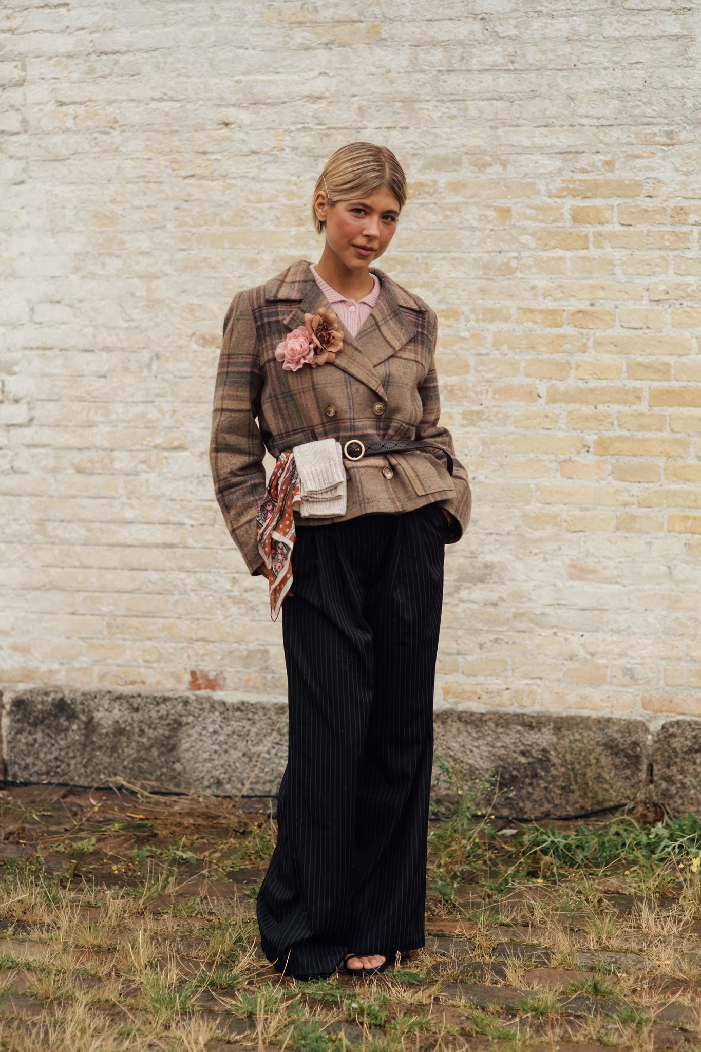 Structured σακάκι και cropped παντελόνι: η νέα chic φόρμουλα που βλέπουμε στην γκαρνταρόμπα των εργαζόμενων γυναικών - εικόνα 2
