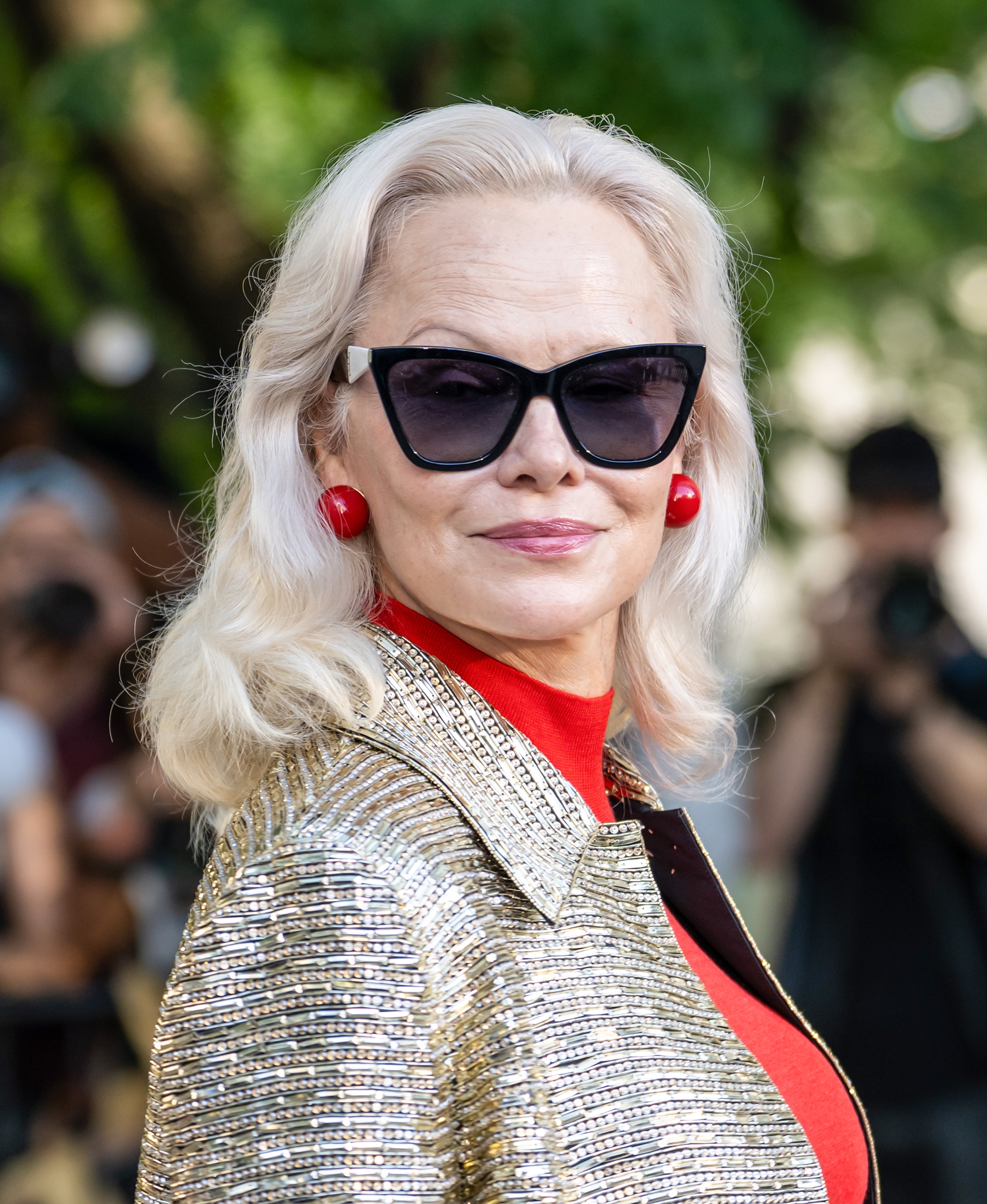 Η Pamela Anderson έσπασε τον κανόνα που η ίδια δημιούργησε – Επέστρεψε στο smoky eye, αλλά όχι όπως το θυμόμαστε - εικόνα 1