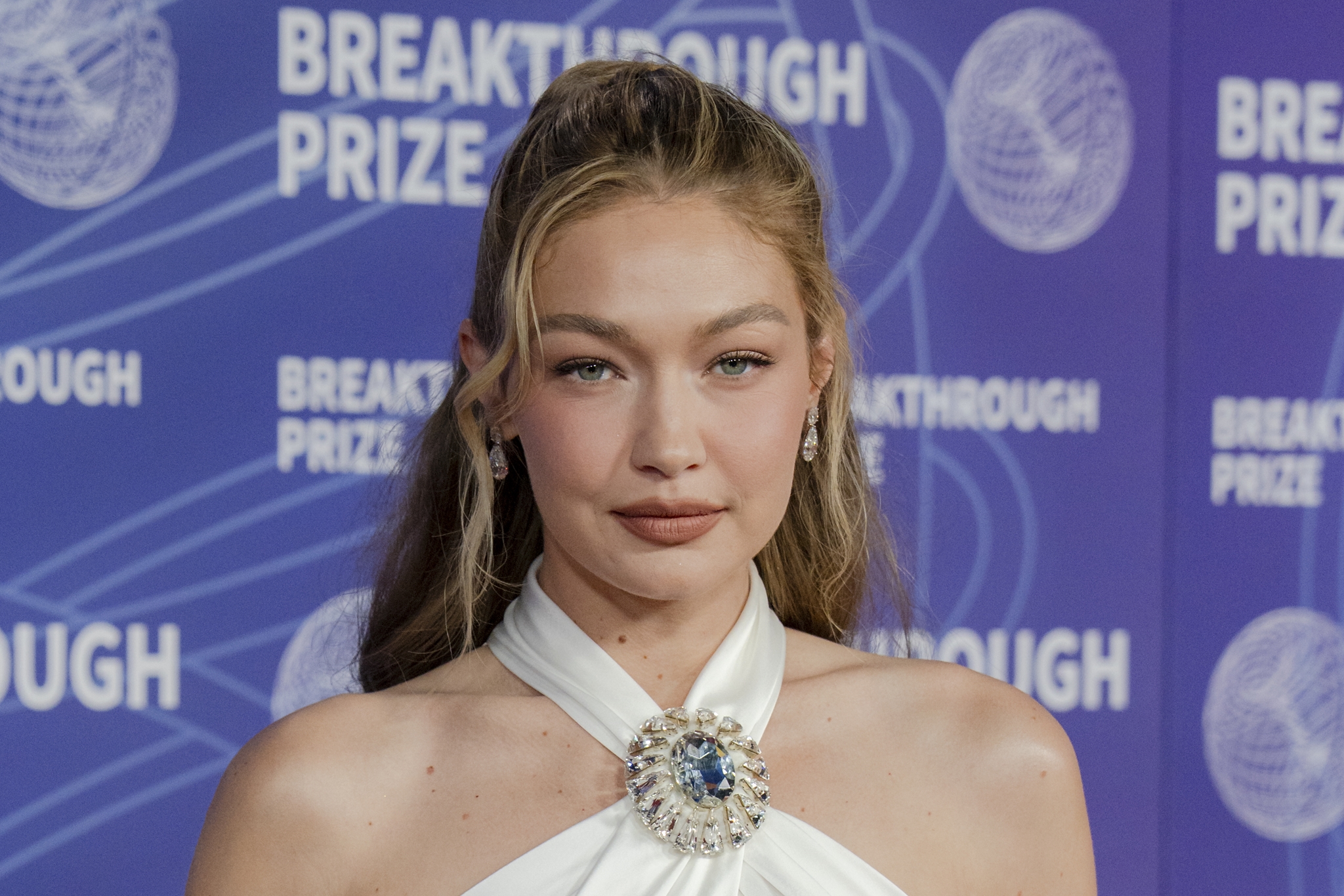 Βαρέθηκες τα τζιν; Η Gigi Hadid επαναφέρει το ζεστό, χουχουλιάρικο παντελόνι που θα φοράμε κάθε μέρα το φθινόπωρο - εικόνα 1