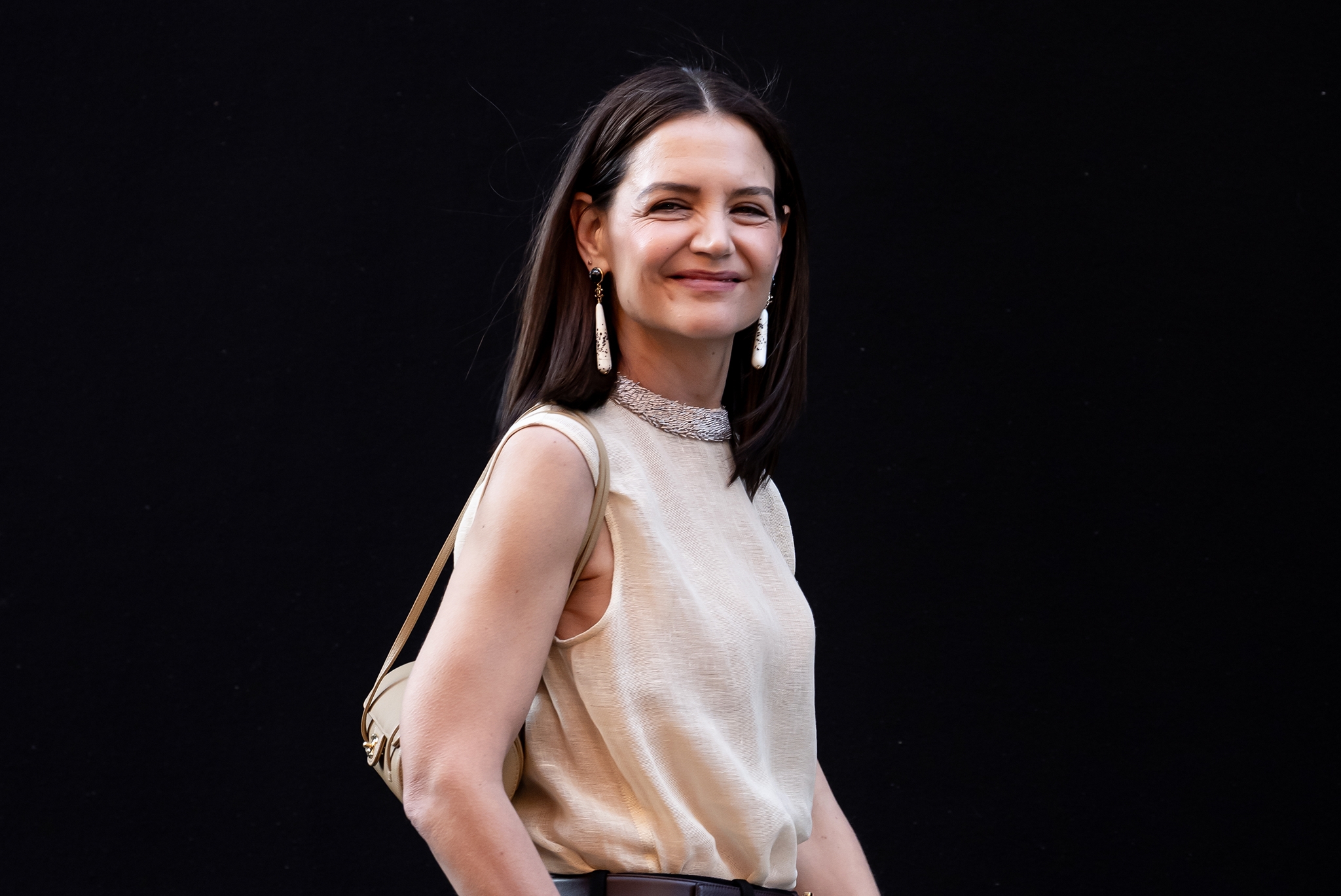 Πού ζει η Anne Hathaway; Το ρομαντικό καταφύγιο των 3,6 εκατ. δολαρίων όπου μεγαλώνει την οικογένειά της – Ροζ κρεβατοκάμαρα, πέτρινα τζάκια και ένα δωμάτιο για ιδιωτικές συναυλίες - εικόνα 2