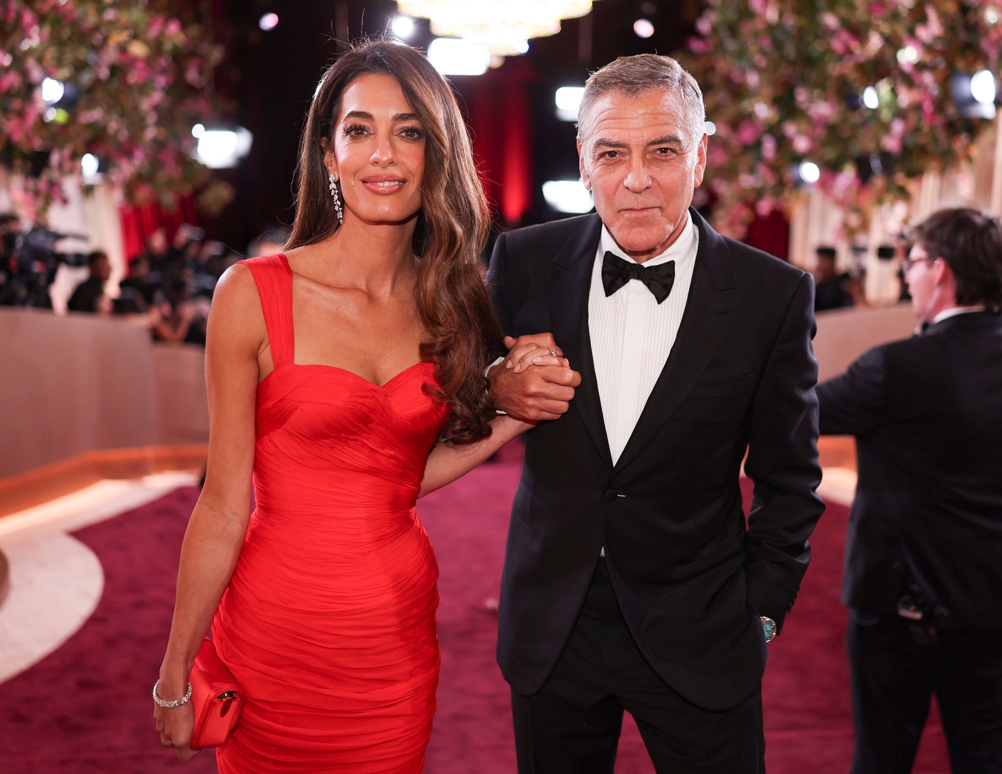 Amal Clooney: Το μυστικό για τα πλούσια, λαμπερά μαλλιά της κοστίζει λιγότερο από 10 δολάρια - εικόνα 1