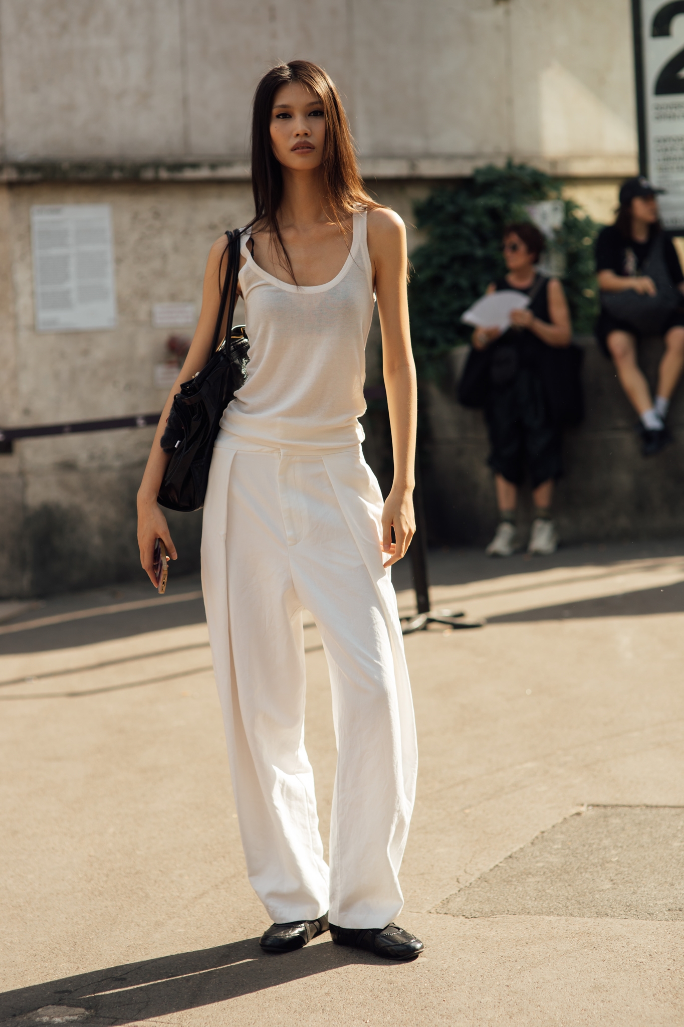 6 super chic street style looks για να ντύνεσαι κομψά ακόμη και στους 40 βαθμούς - εικόνα 1