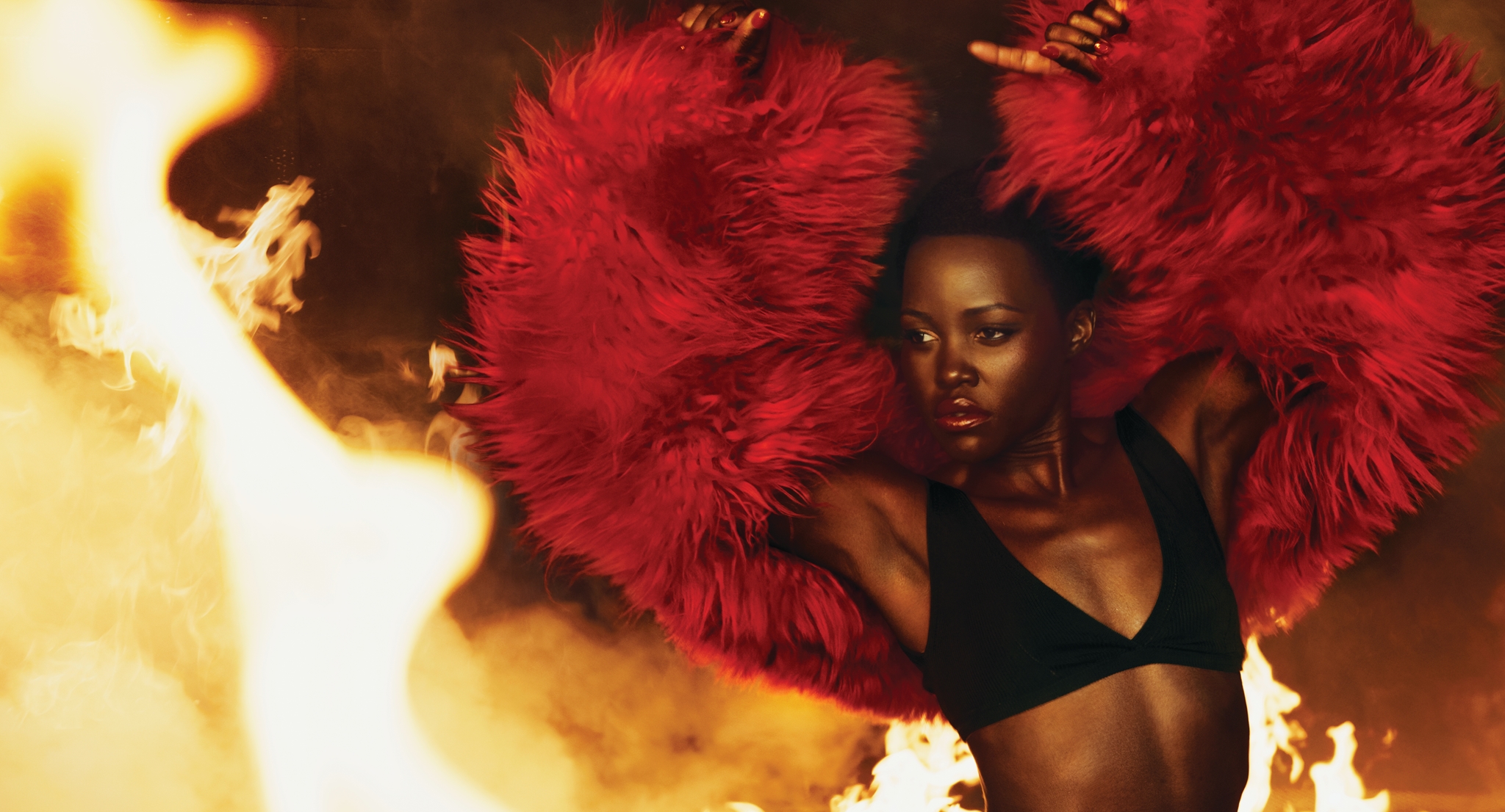 "Δεν ξοδεύω τον χρόνο μου για να αμύνομαι": Η Lupita Nyong’o δικαιώνεται μετά τις αντιδράσεις για τον ρόλο της ως Ωραία Ελένη και εντυπωσιάζει με το μεταξωτό halter φόρεμά της - εικόνα 3