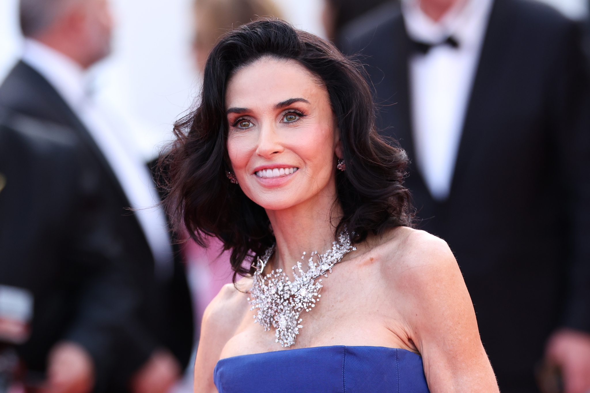 Επιστροφή στο γραφείο: Η Demi Moore δείχνει το total white office look που φωτίζει αμέσως τα γκρίζα φθινοπωρινά πρωινά - εικόνα 1