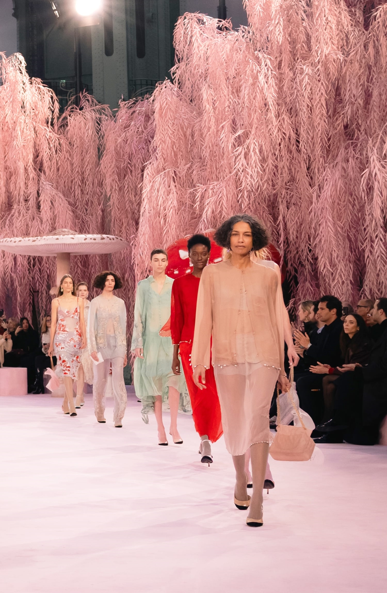 Chanel FW26: Μια ωδή στην τέχνη της μεταμόρφωσης - εικόνα 34