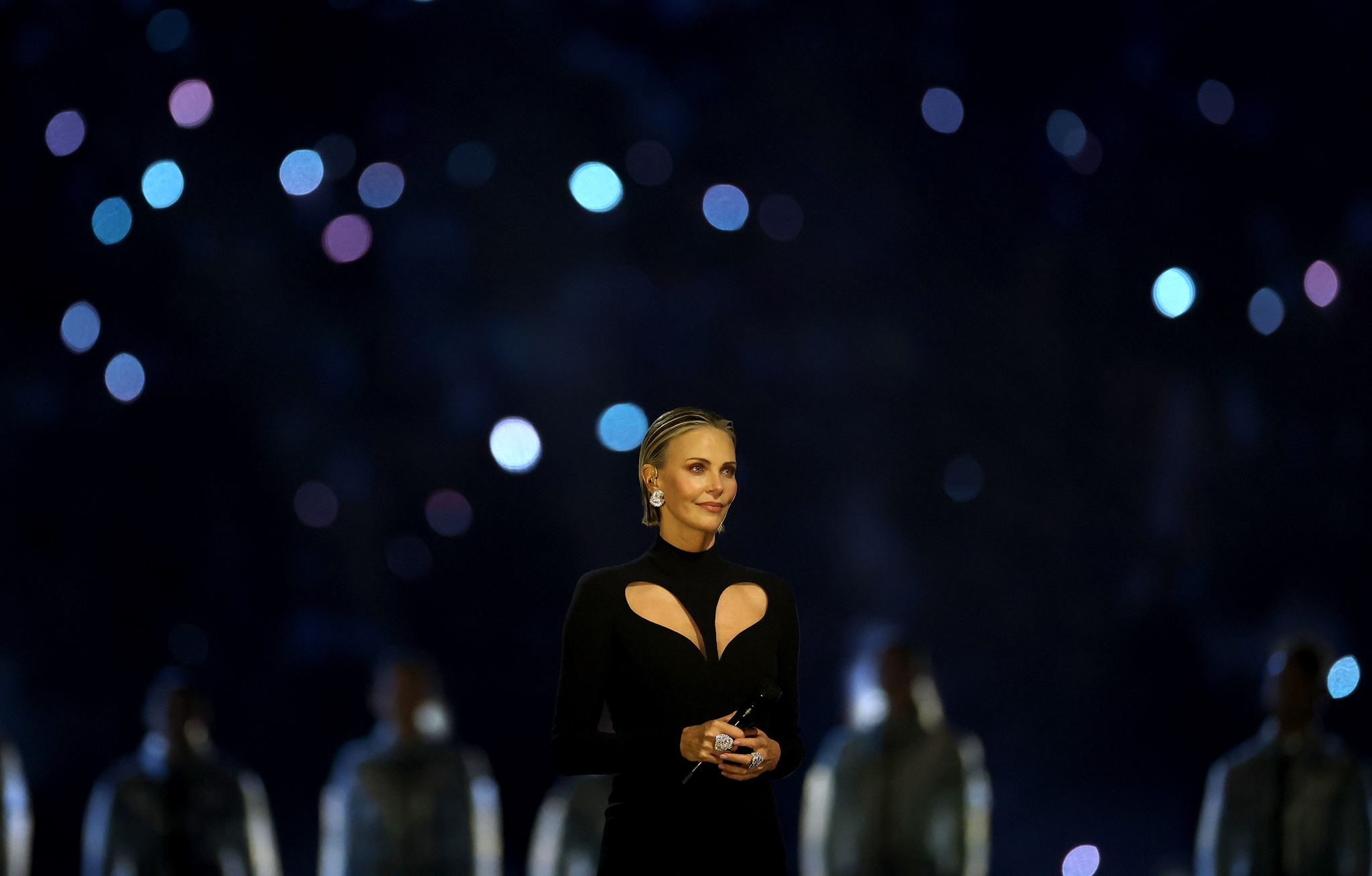 Charlize Theron: Η τολμηρή εμφάνιση στο κόκκινο χαλί που αποδεικνύει ότι το tailoring μπορεί να είναι απόλυτα sexy - εικόνα 1
