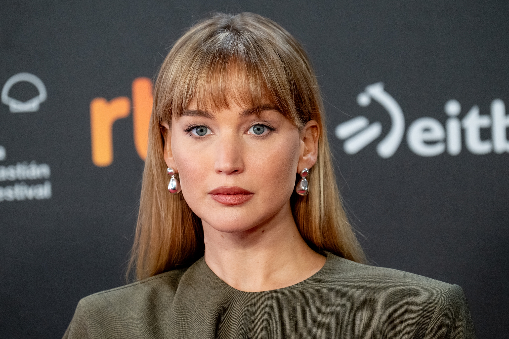 Jennifer Lawrence: Μόλις μας έπεισε να δοκιμάσουμε το χρώμα που αποφεύγουμε όλες στην γκαρνταρόμπα μας - εικόνα 2
