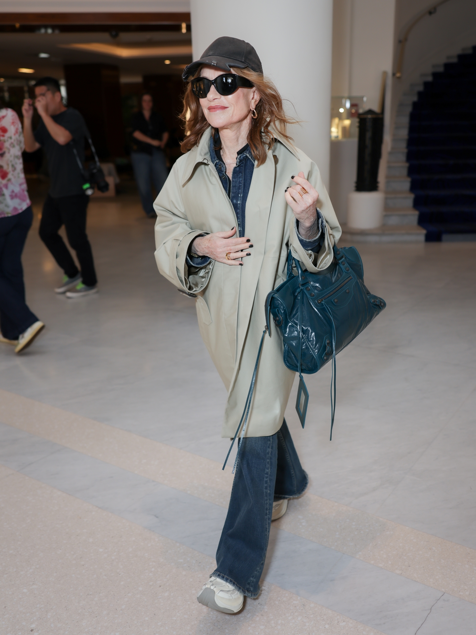 Η Claudia Schiffer παραδίδει μαθήματα στυλ φορώντας τα πιο cool sneakers της σεζόν - εικόνα 1