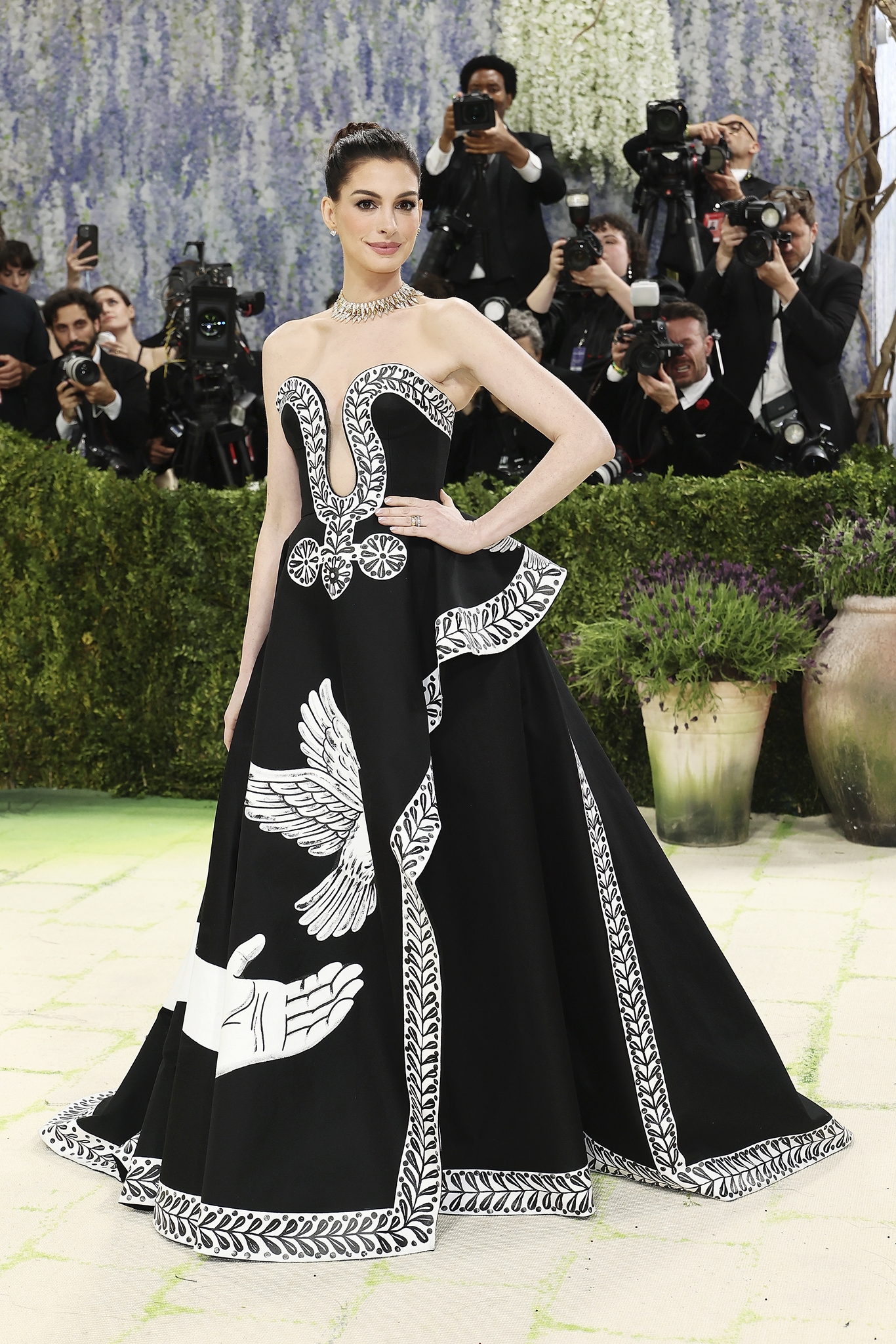 Anne Hathaway: Το pajama set που φόρεσε στη Νέα Υόρκη είναι η πιο εύκολη λύση για το καθημερινό σου ντύσιμο στην πόλη - εικόνα 1
