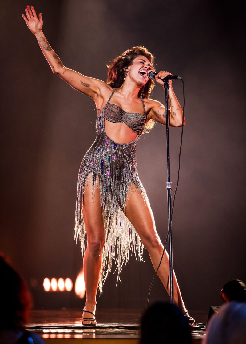 miley-cyrus-grammys-2024-elle-gr