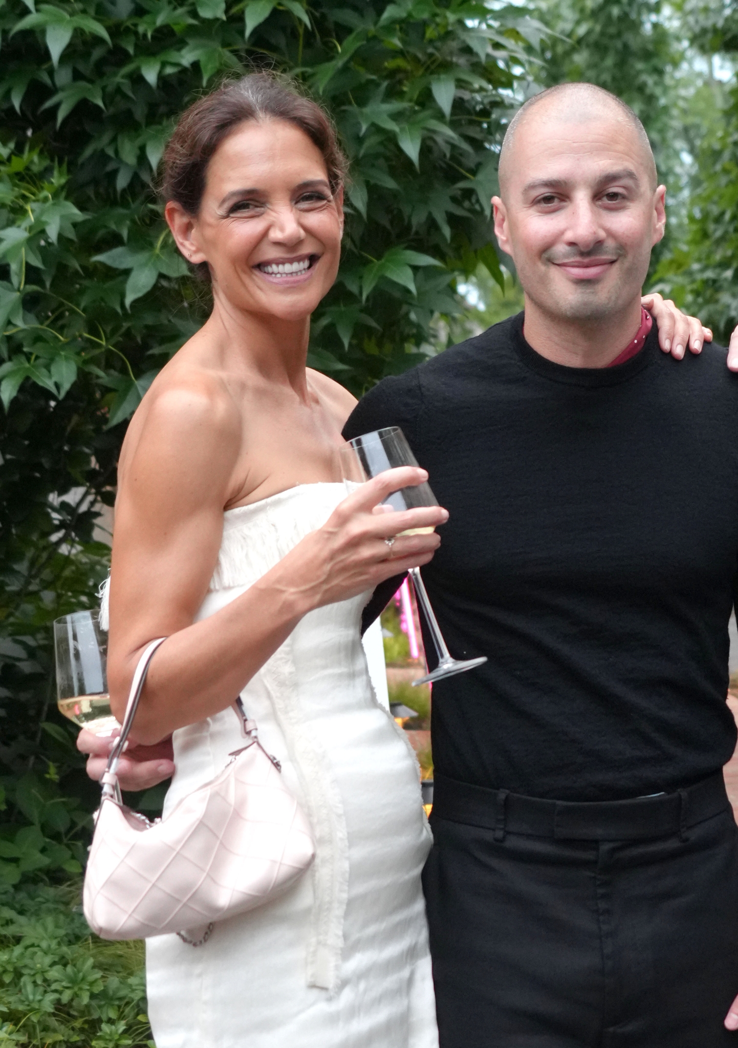 Η Katie Holmes φόρεσε το outfit που όλες έχουμε ήδη στην ντουλάπα μας – Τα 3 basics που σου δίνουν τη λύση στο φθινοπωρινό ντύσιμο - εικόνα 1