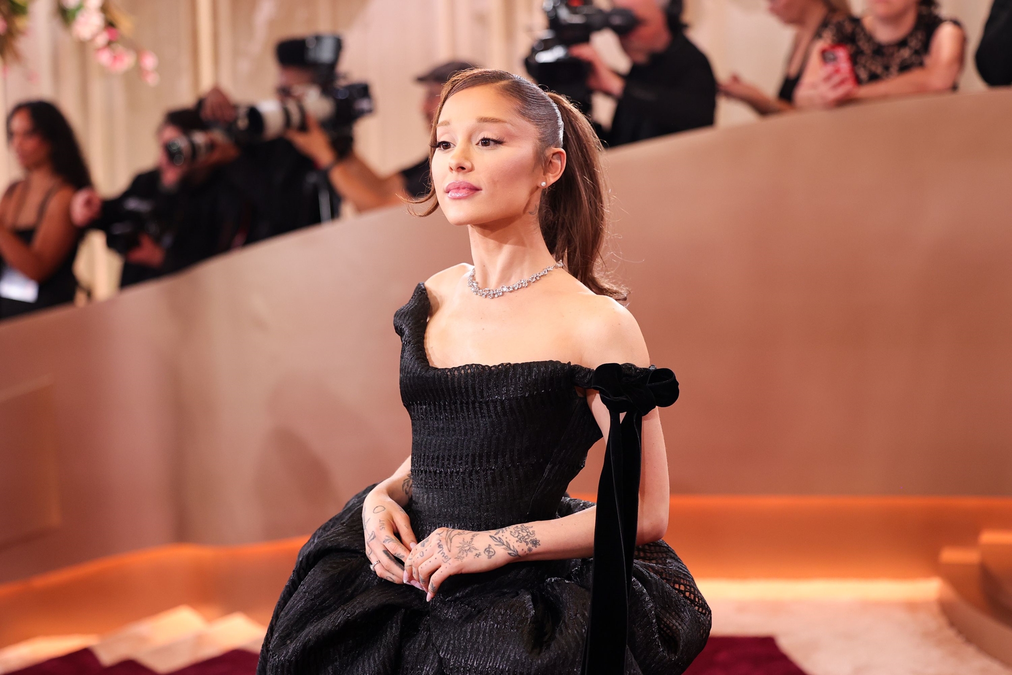 Ariana Grande: "Δεν ξέρετε τι περνάει ένας άνθρωπος" – Η απόφαση απομάκρυνσης από τα φώτα της δημοσιότητας για την υγεία της και η συγκλονιστική εξομολόγηση - εικόνα 1