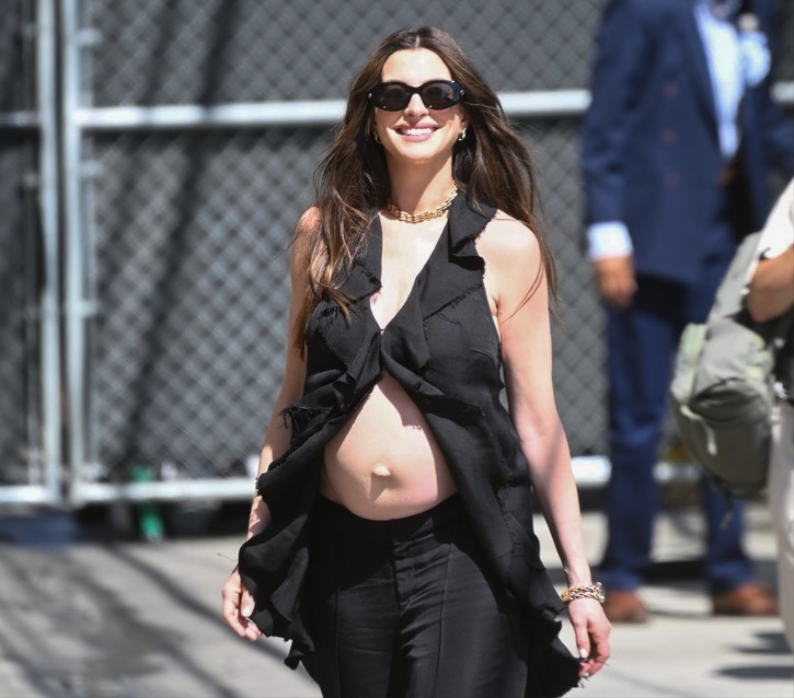Η Anne Hathaway επιβεβαιώνει την πιο πολυτελή εναλλακτική στο μαύρο για τις φθινοπωρινές εμφανίσεις – Κάνει ακόμα και το πιο απλό look να δείχνει πανάκριβο - εικόνα 2