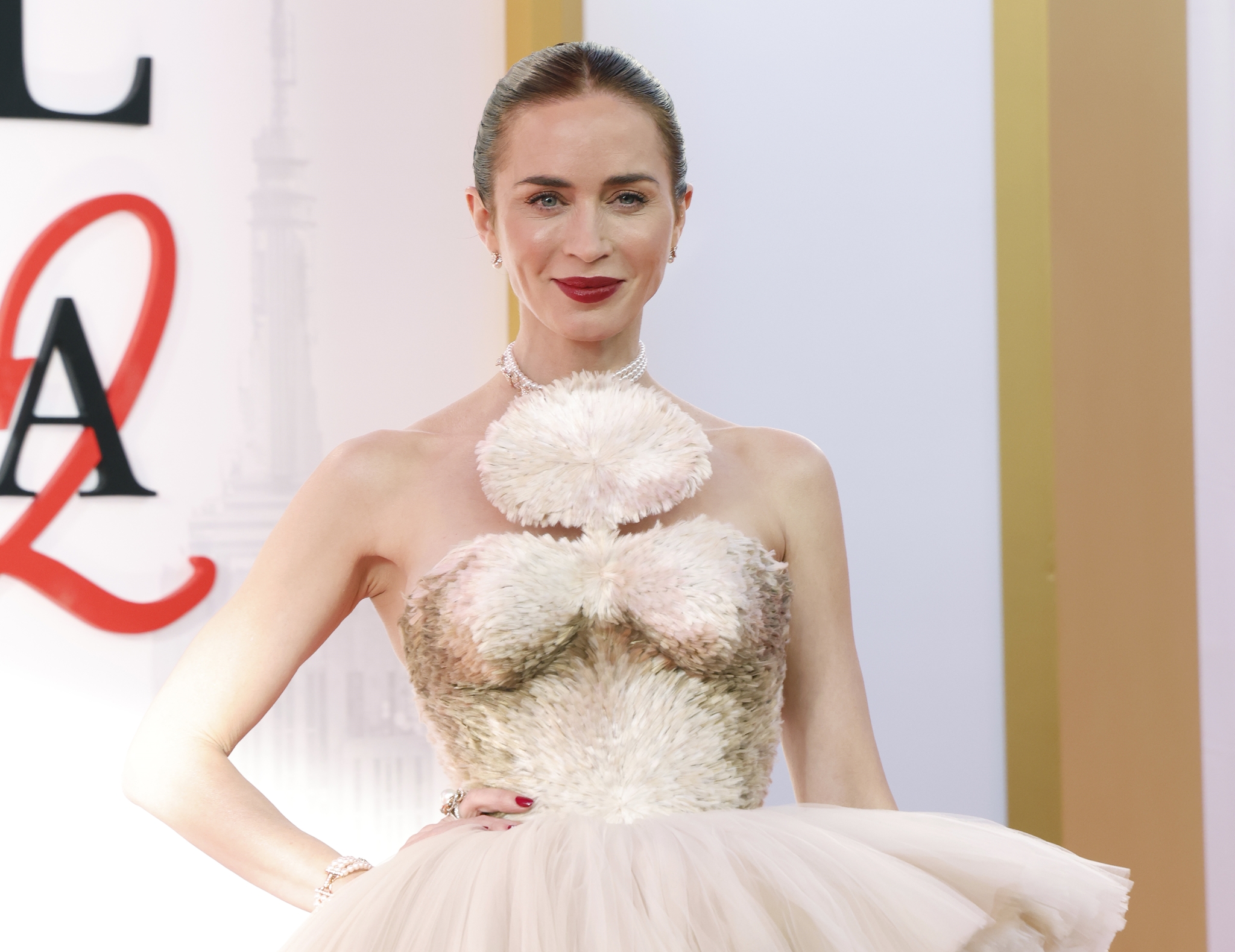 Η Anne Hathaway μοιράστηκε με την Emily Blunt το beauty μυστικό της για απόλυτα λαμπερή επιδερμίδα - εικόνα 1