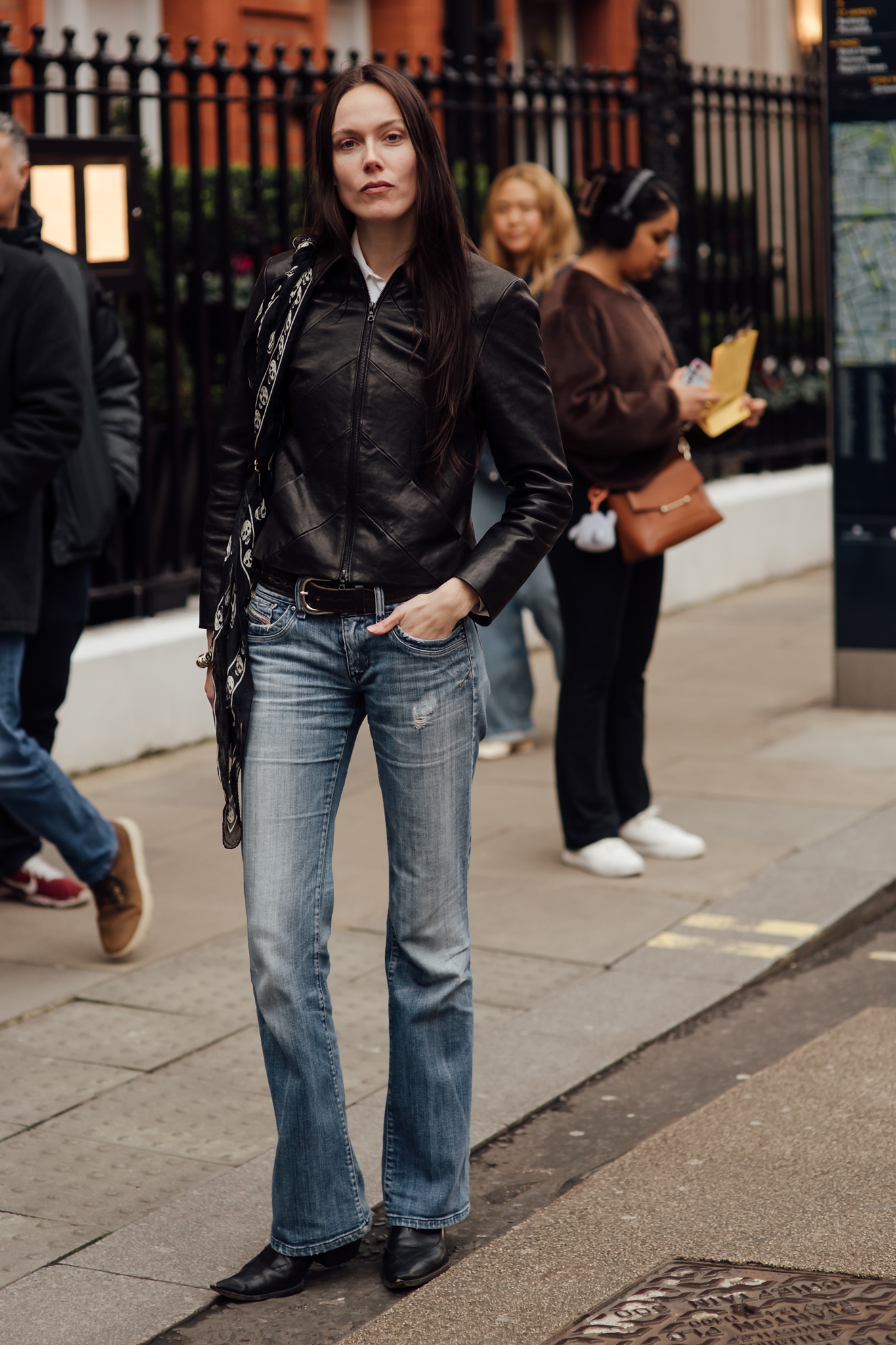 Το denim jacket δίνει τη θέση του σε αυτό το ιδιαίτερο πανωφόρι την άνοιξη του 2026 - εικόνα 2