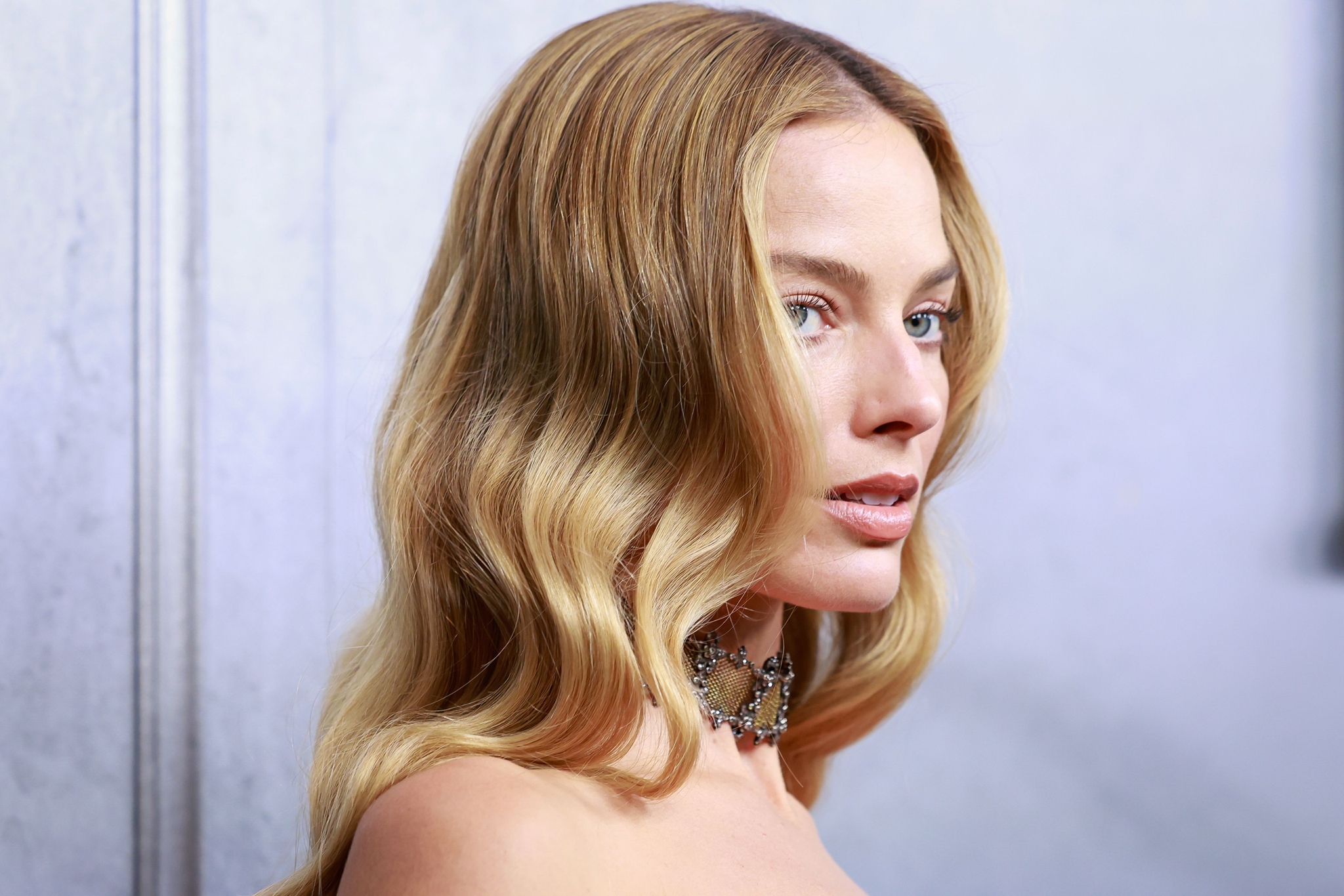 Margot Robbie: Το χρυσό Chanel φόρεμα με τα 1080 κεντήματα που θα σε κάνει να λατρέψεις τη διαχρονική λάμψη - εικόνα 1