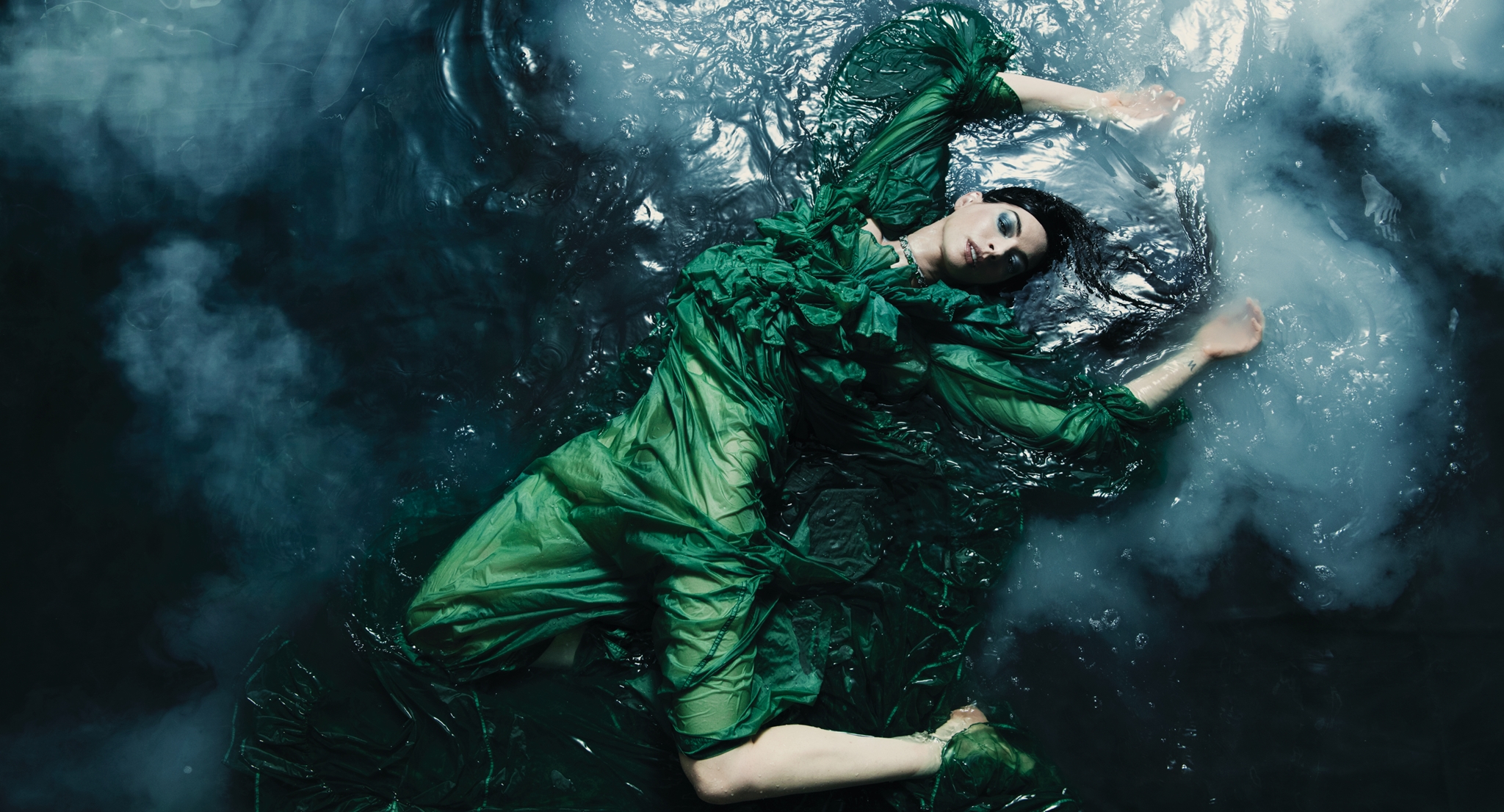 Anne Hathaway: Το pajama set που φόρεσε στη Νέα Υόρκη είναι η πιο εύκολη λύση για το καθημερινό σου ντύσιμο στην πόλη - εικόνα 3