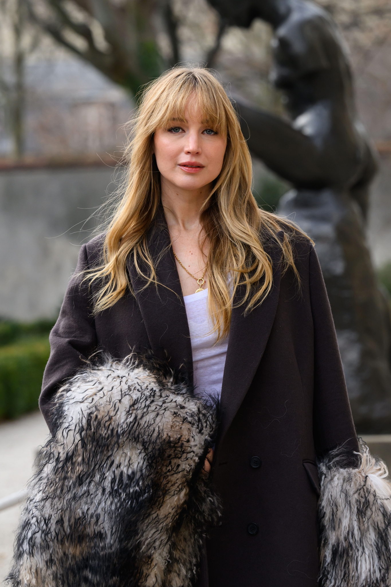 Jennifer Lawrence: Φέρνει το καλοκαίρι μέσα στο φθινόπωρο – Το φωτεινό χρώμα που φορά ξανά και ξανά και απογειώνει τα πρώτα looks του Σεπτέμβρη - εικόνα 1