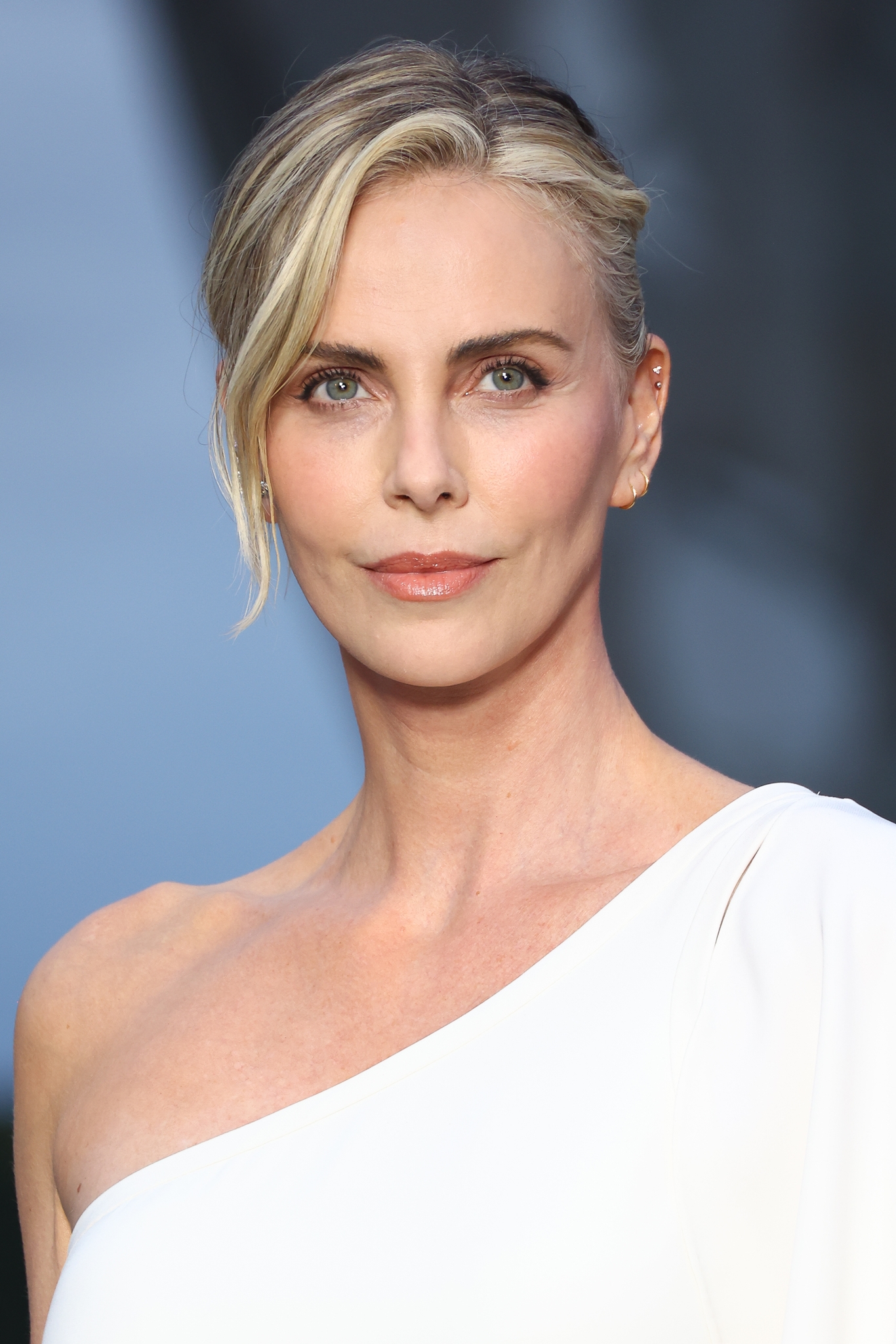 Charlize Theron: Τα μυστικά της για γυμνασμένα χέρια λίγο πριν φορέσεις και πάλι τα tank top σου - εικόνα 4