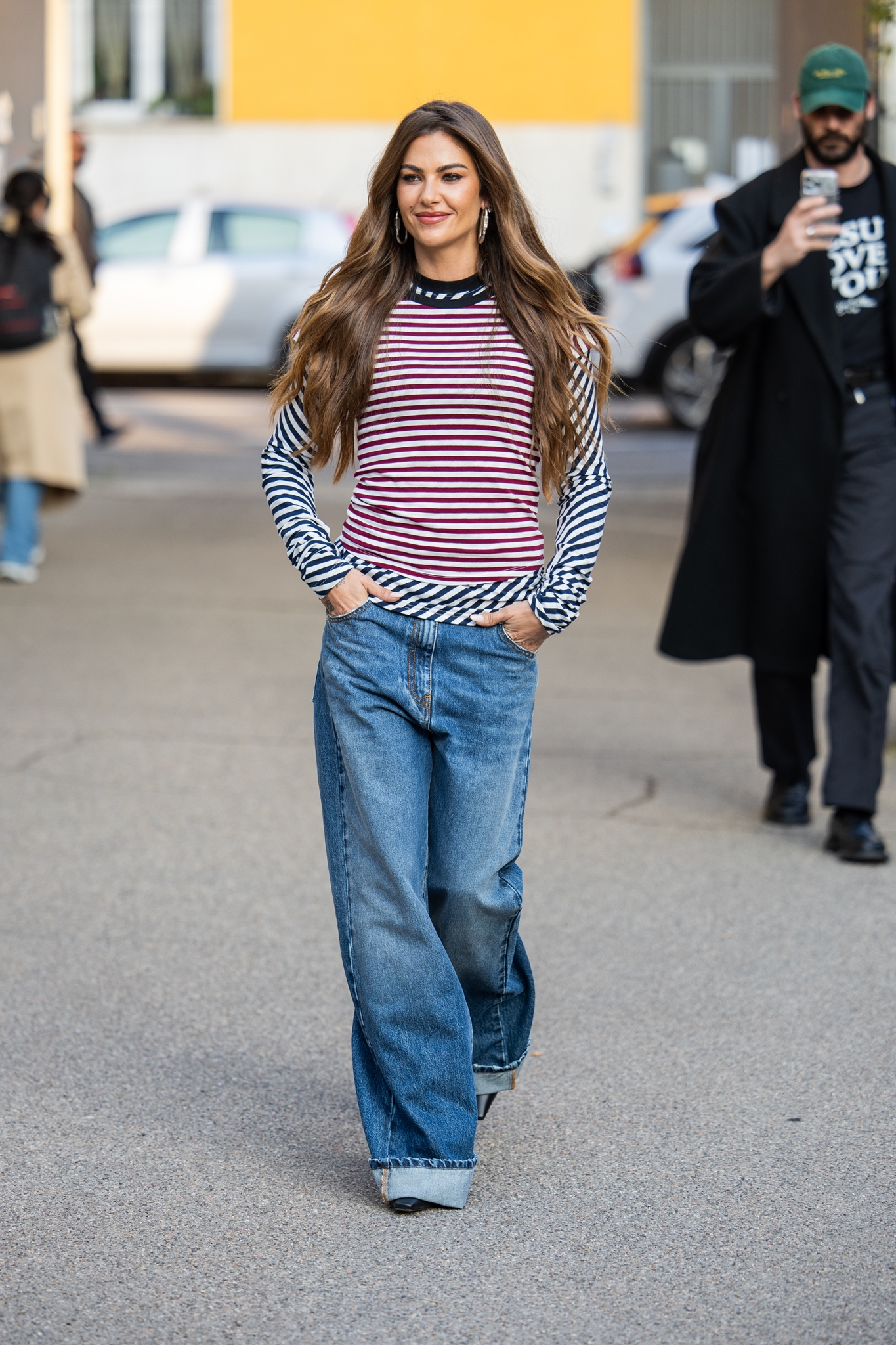 Pop of red: Έτσι θα "απογειώσεις" τα denim σύνολα του καλοκαιριού - εικόνα 20