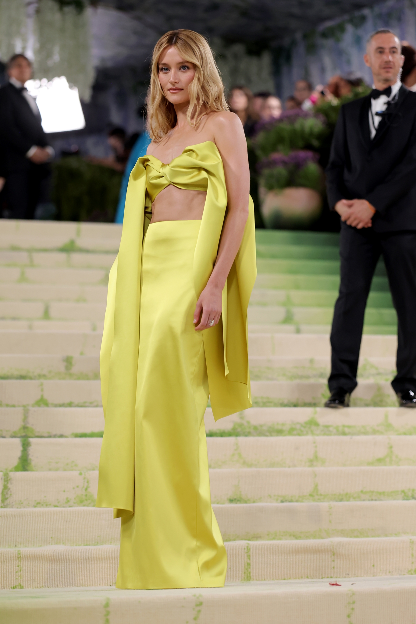 Ξέχνα το μαύρο slip dress: Η Sarah Pidgeon φορά το lavender, το πιο κομψό χρώμα της σεζόν και φέρνει την Carolyn Bessette-Kennedy αισθητική στο 2026 - εικόνα 2
