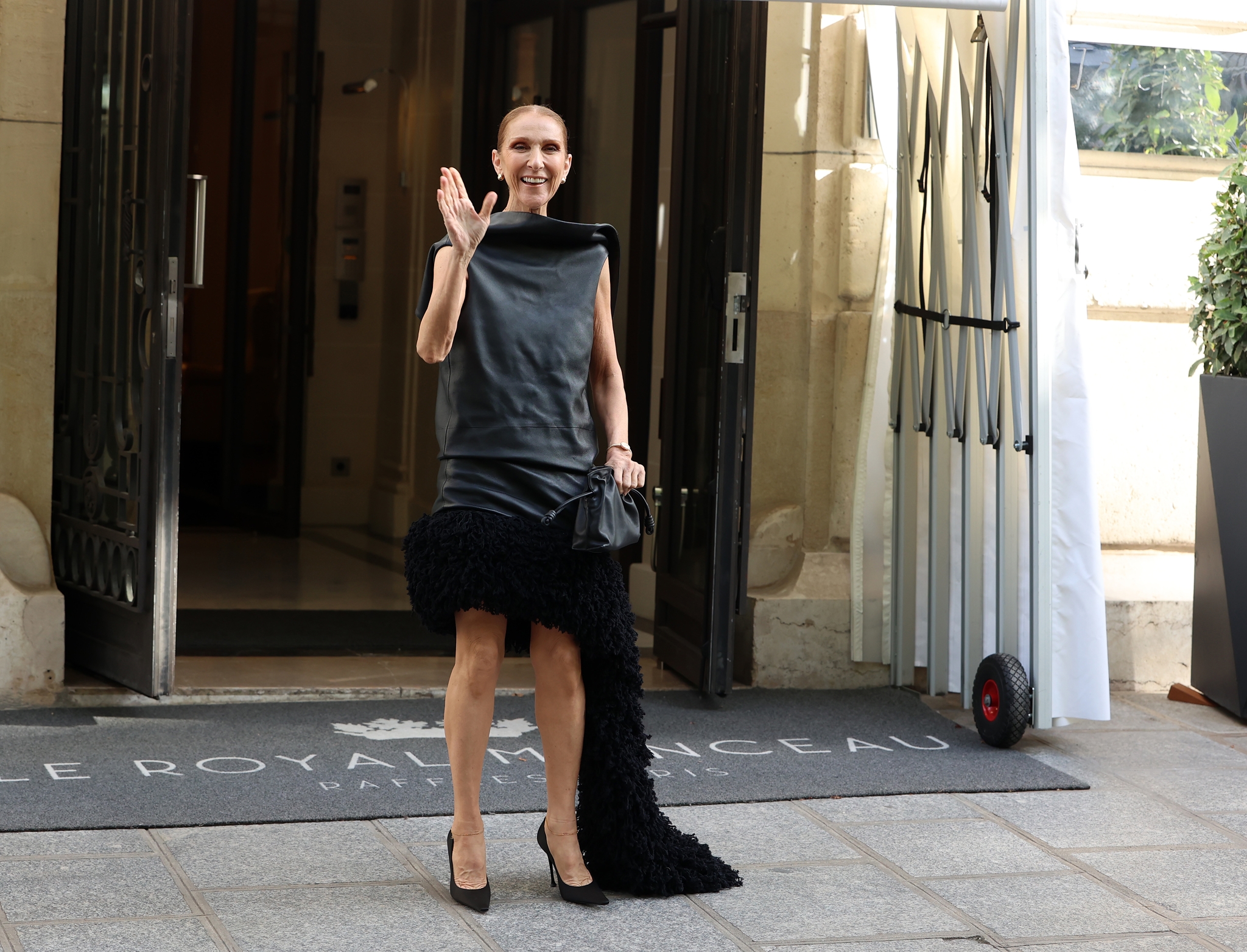 "Ούτε λέξη για 3 εβδομάδες": Η Céline Dion θυμάται το σοκαριστικό ιατρικό τελεσίγραφο μετά το πρόβλημα υγείας της - εικόνα 1