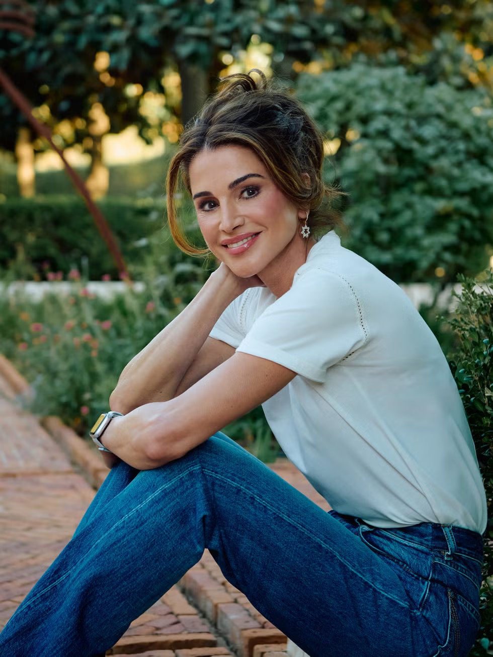 Η βασίλισσα Rania μόλις έδωσε νέα πνοή στο shirt dress – Το layering trick που απογειώνει κάθε φθινοπωρινό look - εικόνα 2