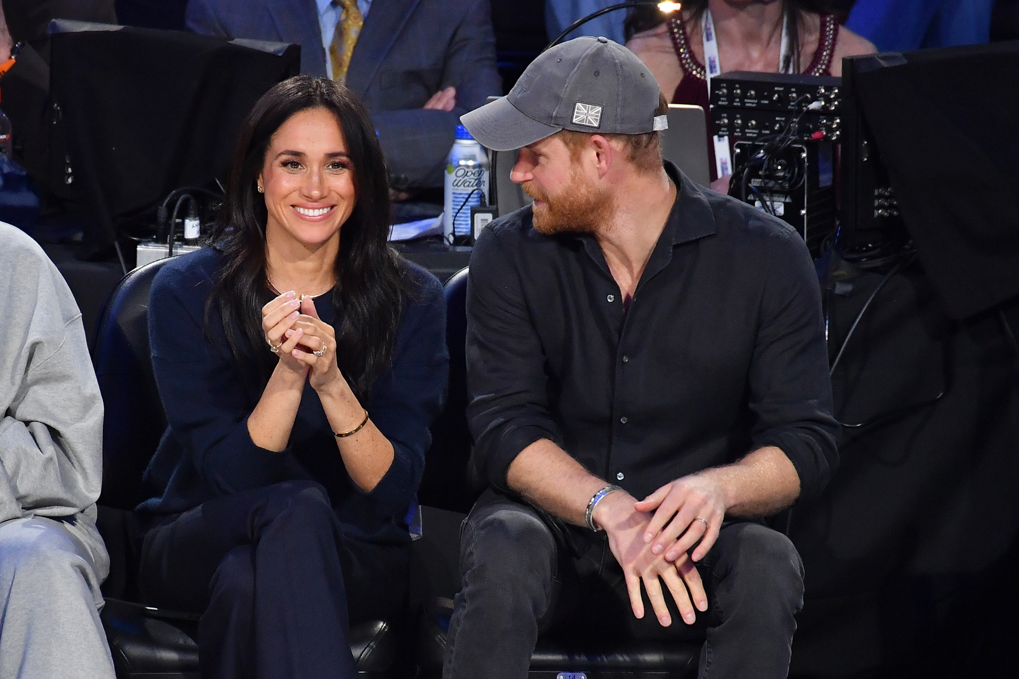 Meghan Markle: Το λινό κομμάτι που φοράει ασταμάτητα αυτό το καλοκαίρι και θα φοράς μέχρι το φθινόπωρο δείχνει πανάκριβο χωρίς να κοστίζει μια περιουσία - εικόνα 1
