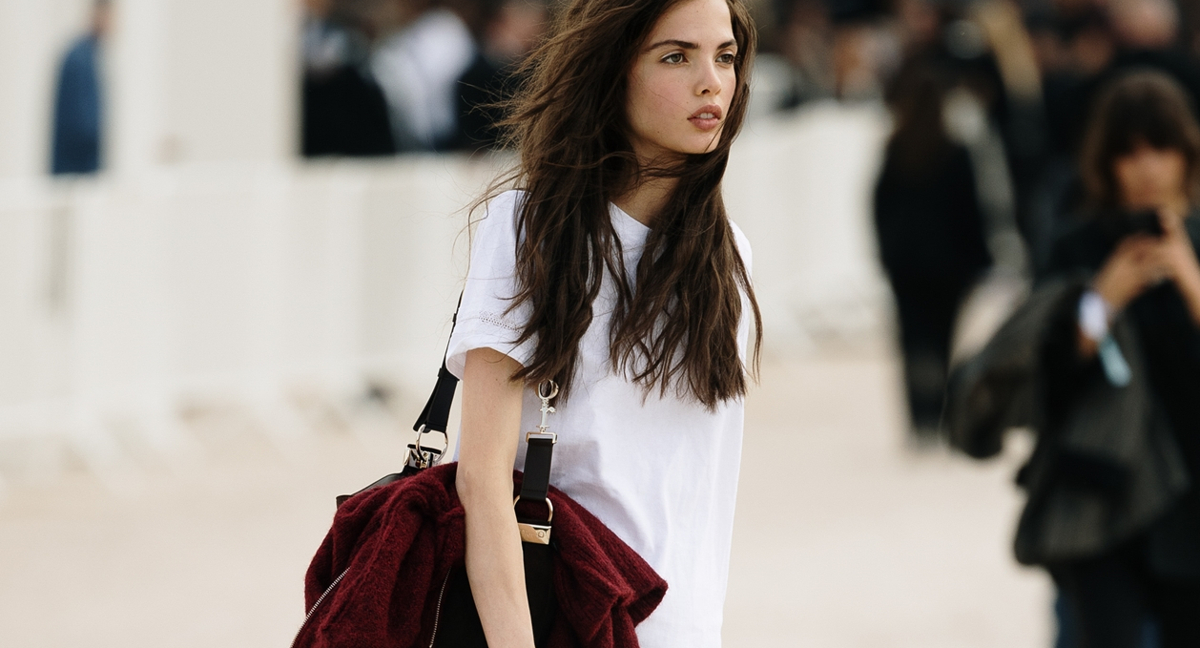 Αυτά τα τζιν παντελόνια επέλεξαν τα κομψά cool girls στο Παρίσι