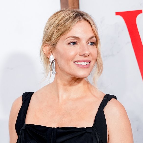 Το κλασικό biker αλλάζει γραμμή – Η Sienna Miller φορά το δερμάτινο jacket που κολακεύει τη μέση και θα θέλεις τώρα στην ντουλάπα σου