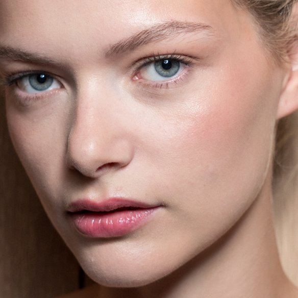 Το bronzer stick που προσθέτει βάθος στο καθημερινό μακιγιάζ