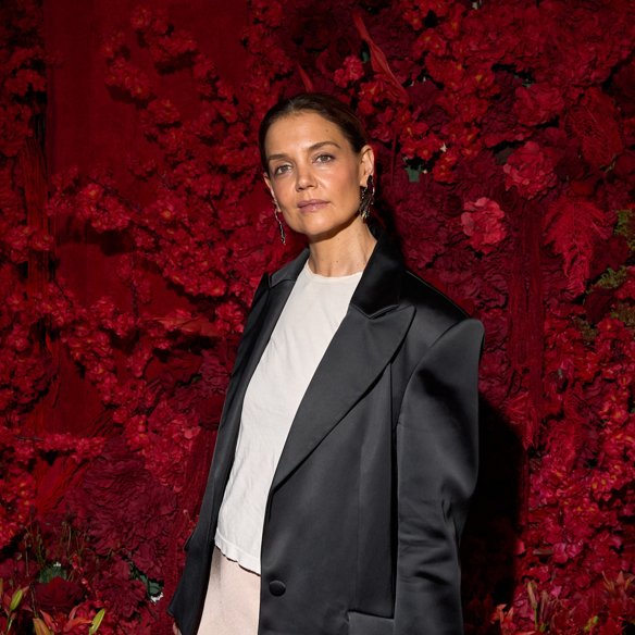 Από το πρωινό περπάτημα μέχρι το δείπνο: Η Katie Holmes φορά τις άνετες ψηλές μπότες που απογειώνουν κάθε φθινοπωρινό look και δεν θα θέλεις να βγάλεις