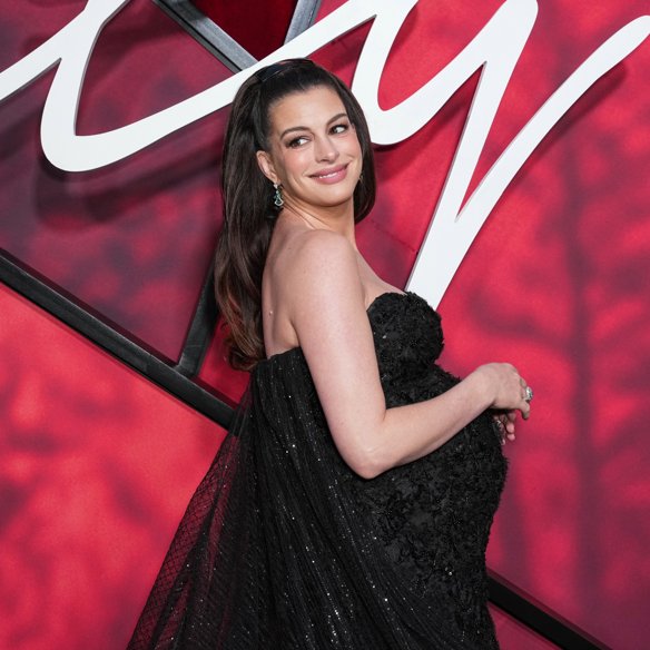 Anne Hathaway: Με μαύρη δαντέλα λίγο πριν υποδεχτεί το τρίτο παιδί της – Το φόρεμα που επαναπροσδιορίζει το maternity style