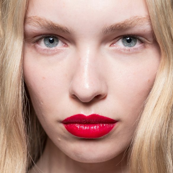 Pre-shower makeup: Η παράξενη μέθοδος για να τολμήσεις να κάνεις το μακιγιάζ αλλιώς