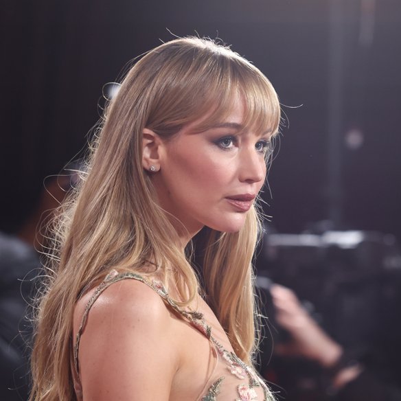 Jennifer Lawrence: Φέρνει το καλοκαίρι μέσα στο φθινόπωρο – Το φωτεινό χρώμα που φορά ξανά και ξανά και απογειώνει τα πρώτα looks του Σεπτέμβρη