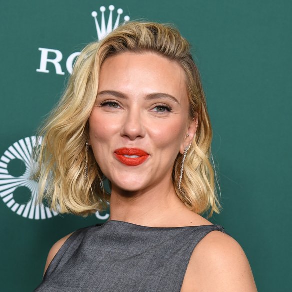Ούτε καφέ ούτε μπορντό: Η Scarlett Johansson κρατά την τσάντα στο χρώμα που φωτίζει κάθε φθινοπωρινό look