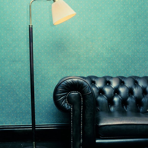 Από ξεπερασμένα σε design θησαυρούς: Οι designers ανοίγουν το σπίτι της γιαγιάς και σου δείχνουν τα έπιπλα που κάνουν θεαματικό comeback