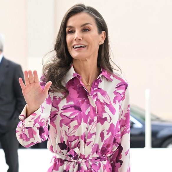 Ούτε το shirt dress της Carolina Herrera ούτε η τσάντα της Furla: η βασίλισσα Letizia αποδεικνύει ότι οι μπαλαρίνες είναι το βασικό trend του φθινοπώρου