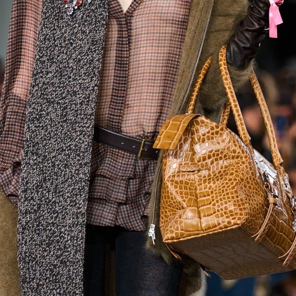 Το "wrong bag theory" θα αλλάξει τον τρόπο που φοράμε τα jackets και τα παλτό αυτό το φθινόπωρο