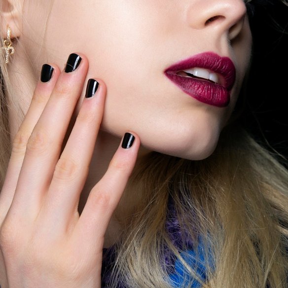 Cherry Noir Manicure: Αυτή η επιλογή θα αντικαταστήσει το μαύρο μανικιούρ φέτος το φθινόπωρο-χειμώνα