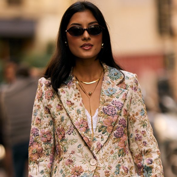 Structured σακάκι και cropped παντελόνι: η νέα chic φόρμουλα που βλέπουμε στην γκαρνταρόμπα των εργαζόμενων γυναικών