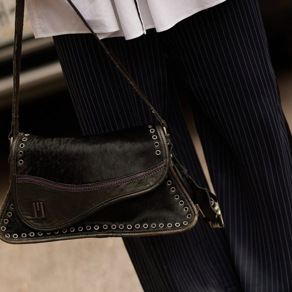Το πιο κομψό wide-leg ριγέ παντελόνι από τη Massimo Dutti που μπορείτε να φορέσετε στο γραφείο ή σε ένα δείπνο