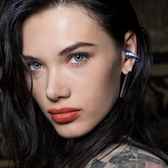 Ultra Sleek Lipstick: Βρήκαμε το κραγιόν που δεν θα ξανά βγει από την τσάντα σου