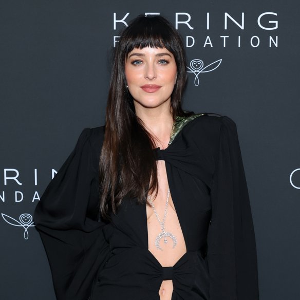 Raven Nails: Η Dakota Johnson επιβεβαιώνει ότι το πιο πολυτελές μανικιούρ του φθινοπώρου δεν είναι nude
