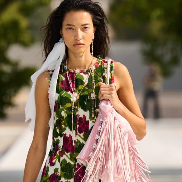 Dior SS27: Η νέα συλλογή του οίκου βρίσκει την ομορφιά στις ατέλειες της φύσης