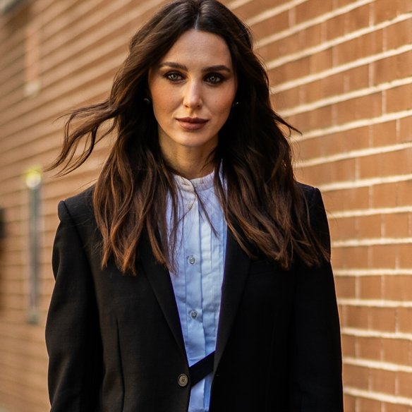 Το ιδιαίτερο μαύρο blazer από ZARA με ανοιχτή πλάτη που θα συγκεντρώσει τα βλέμματα πάνω σου