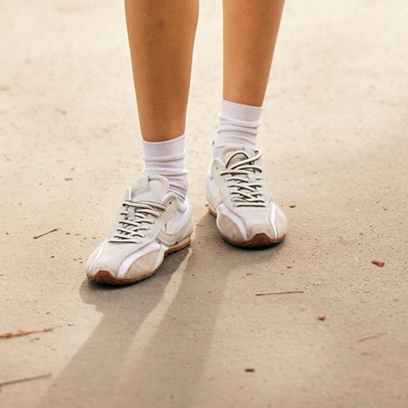 Βρήκαμε τα πιο κομψά και άνετα sneakers του φθινοπώρου που είναι ιδανικά για τη μεταβατική περίοδο